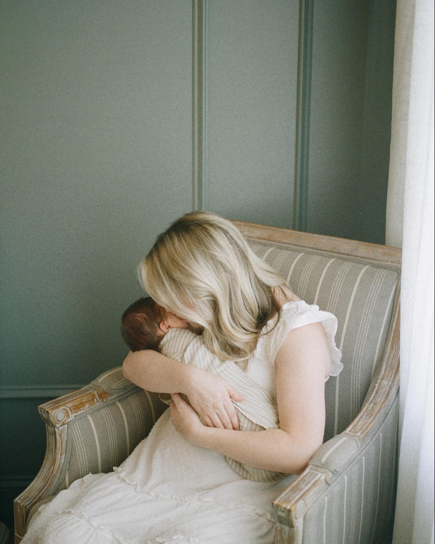 finding the most magic in my newborn sessions by making it about the mother 🦢