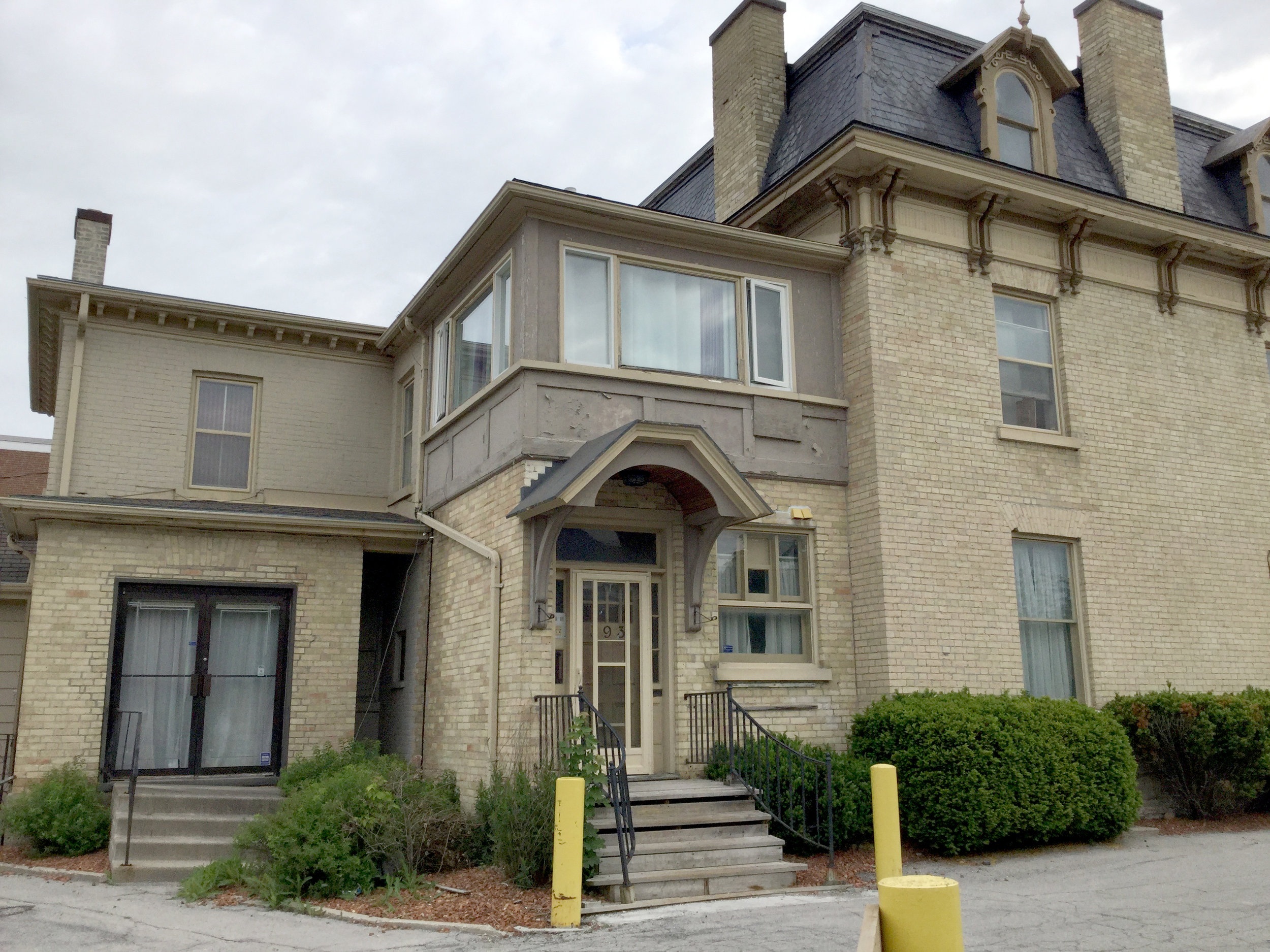  The Building on Hunter Street where the school began. 