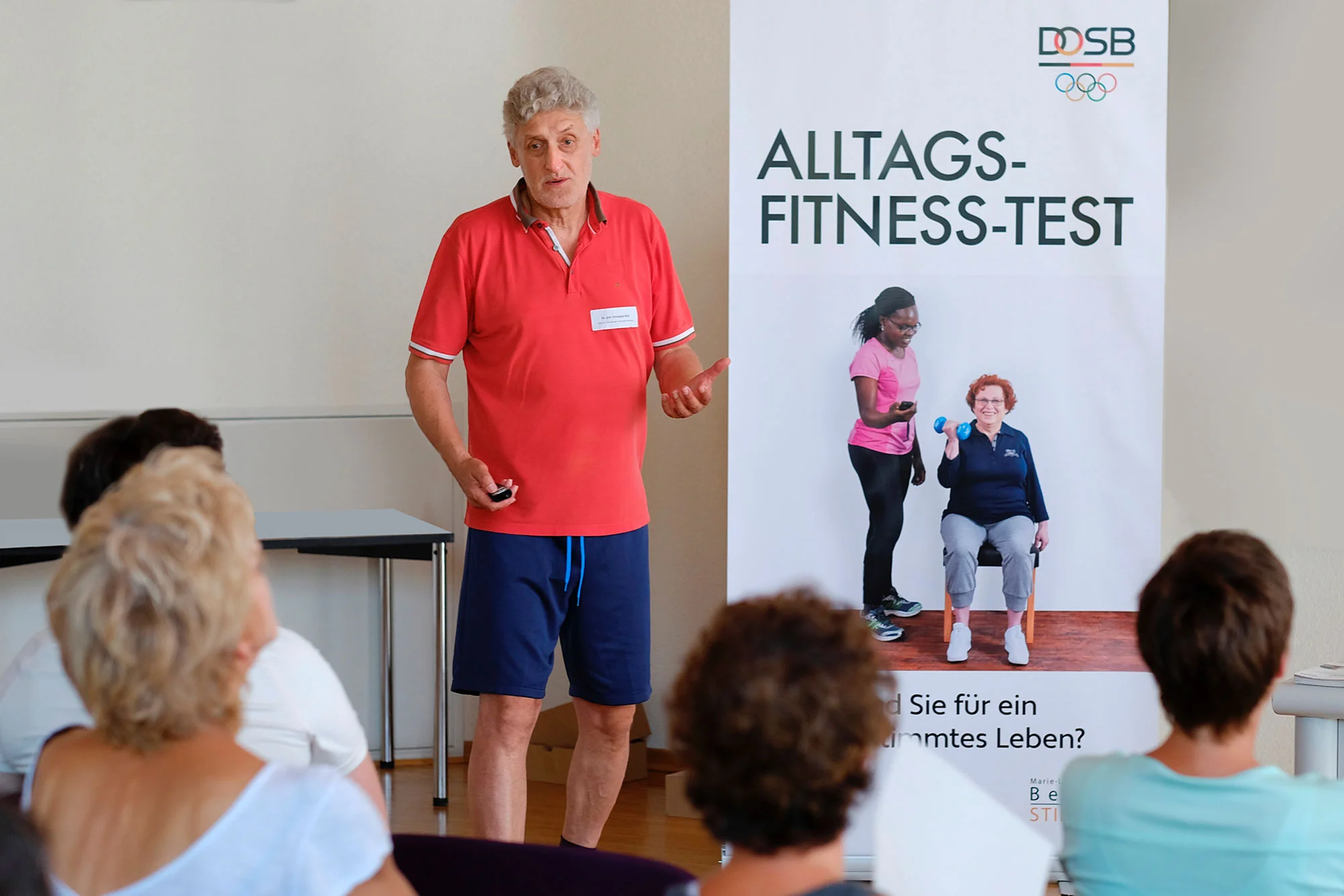 Prof. Christoph Rott und Teilnehmerinnen des Alltags-Fitness-Tests (Foto Banner © Karsten Thormaehlen)