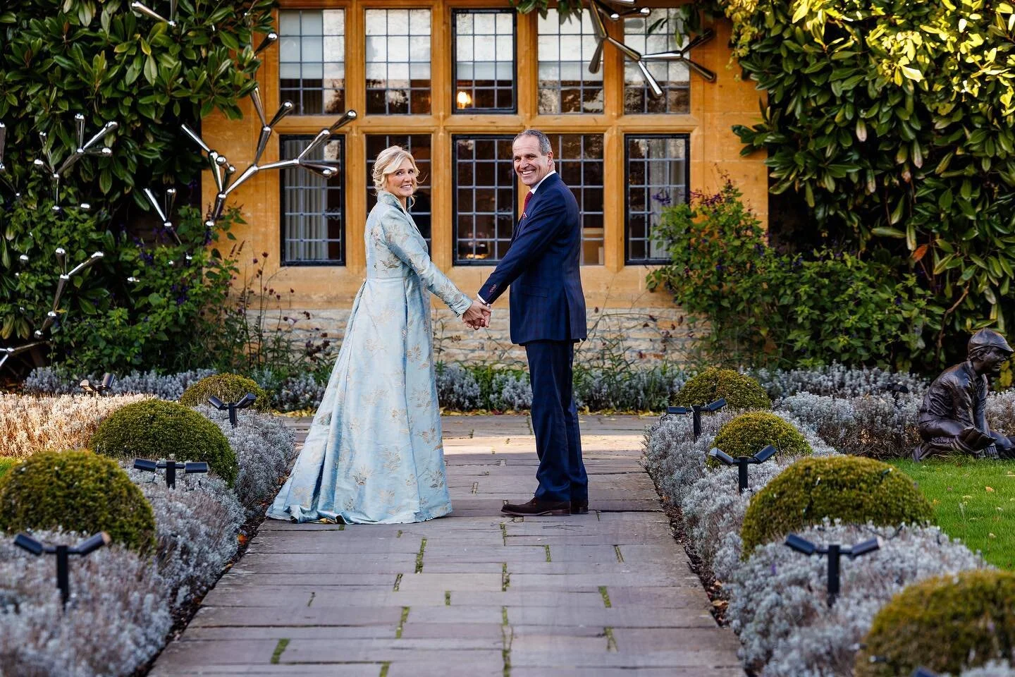 Can we just take a moment to appreciate the sheer elegance and intricate details of Tina&rsquo;s blue and gold bridal coat? 🤍 This stunning piece made of embroidered silk dupion is the perfect choice for her November wedding. Loving how effortlessly