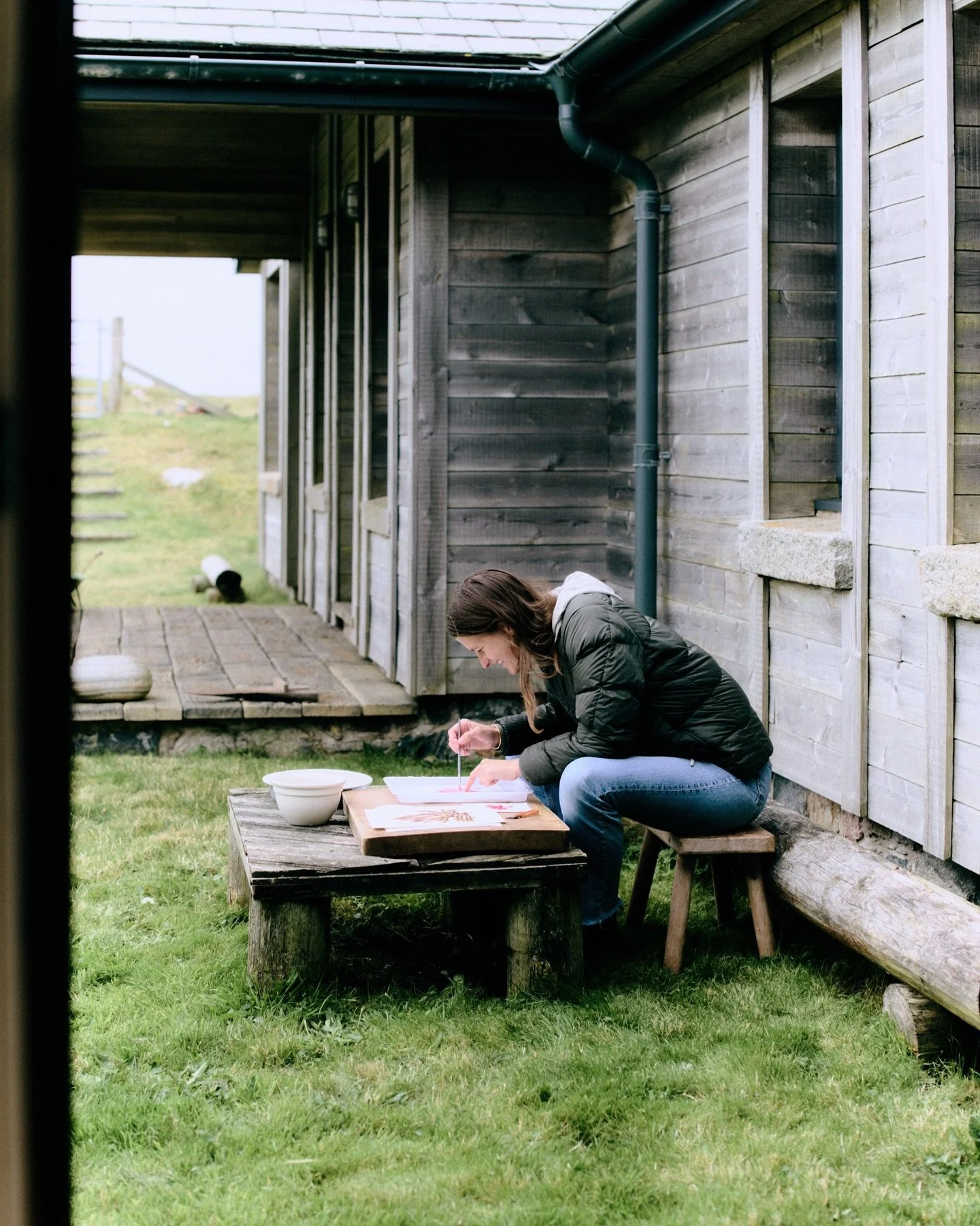 Busy pressin&rsquo; 

📸 taken last summer by my clever friend @sophie.fodenpattinson 

#seaweedpressing #pressedseaweed #tamrauk