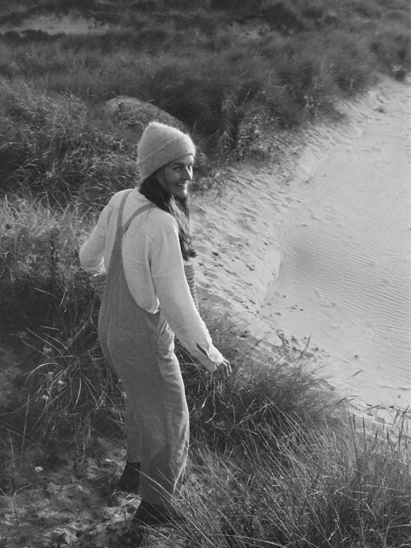 Happiest on a beach 🧺❣️

📸 @sophiefodenpattinson 

#seaweedpressing #pressedseaweed