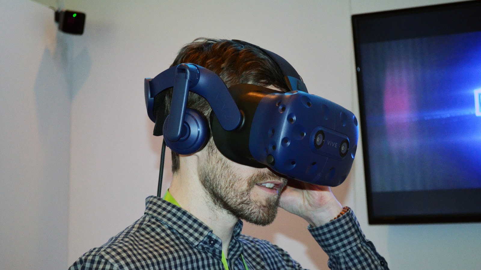 wireless-vr-htc-vive-pro-immersivetouch.jpg