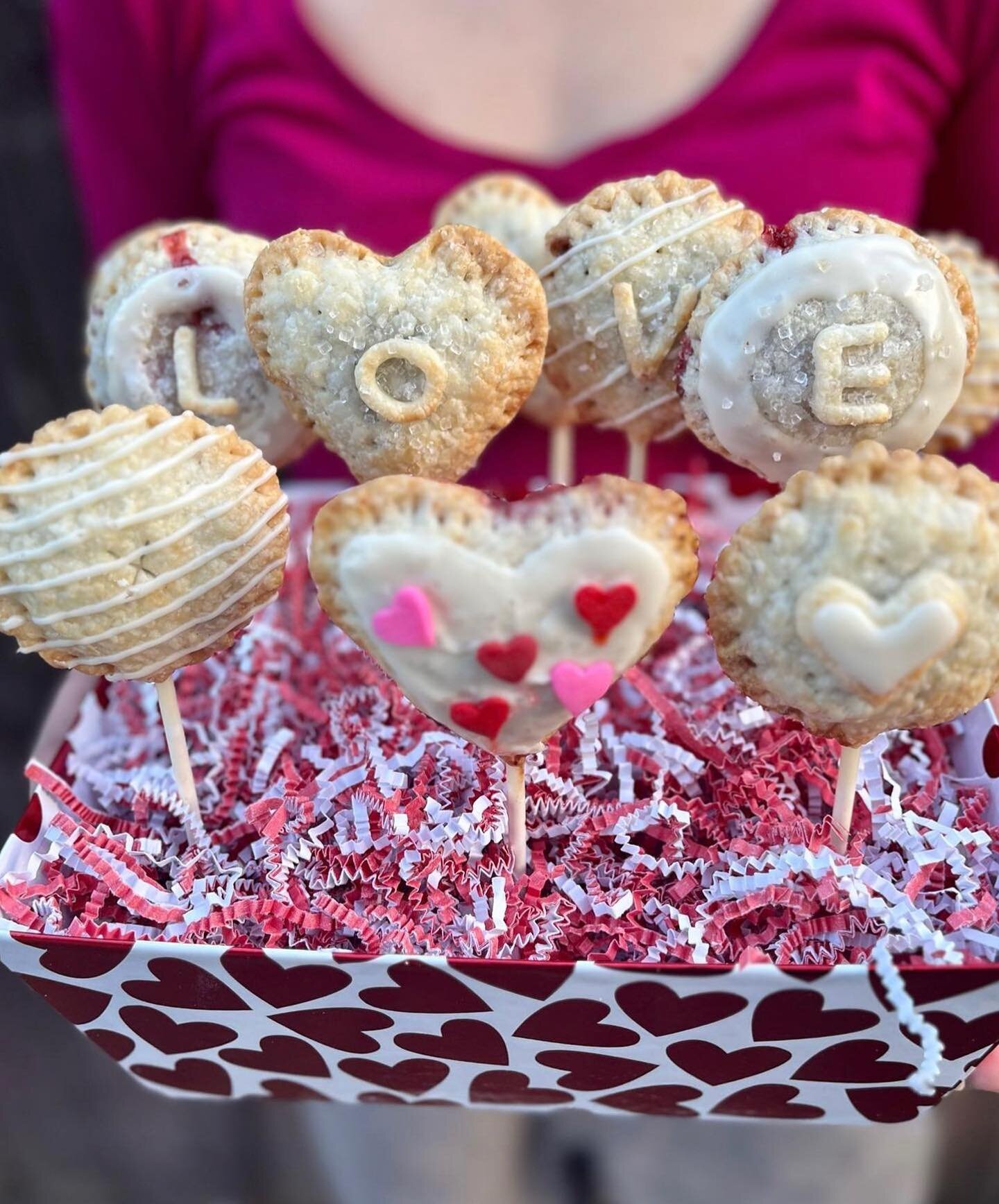 Homemade pie on a stick?! 🥧 YES, please!

Get your special someones the cutest treat this valentine&rsquo;s day from @flakyapplepieco!!

Head to their bio to order. &hearts;️✨

#flakyapplepieco #pies #homemadepies #valentinesday #valentines #costame