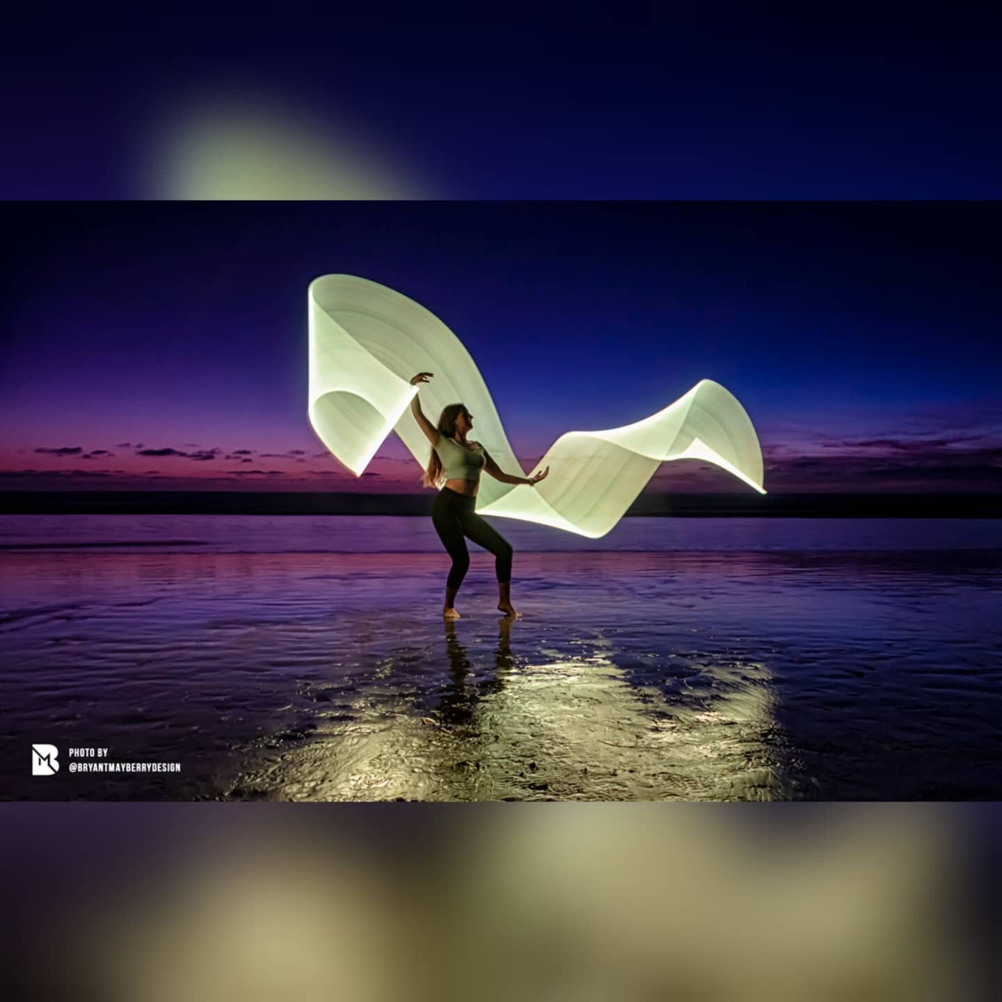 Light painting at the beach...exploring new techniques
.
Thanks @sonia.marrr and @b_chlln_
.
#lightpainting #photooftheday #sandiego #beachvibes #magestic #visualart #longexposure