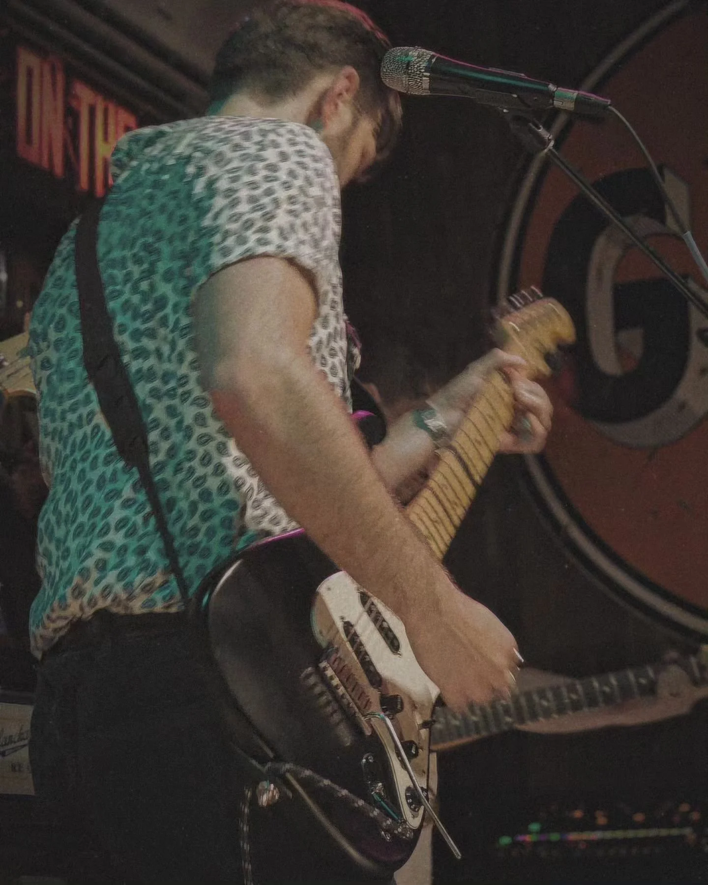 Sometimes playing guitar makes me blurry
.
.
.
Photo creds @bambibloodbath 
#livemusicphotography #houstonmusicscene #houstonmusicians #indiemusic #indiemusician #guitarist #guitarplayers #fenderstratocaster #doseydoebbq #blurry