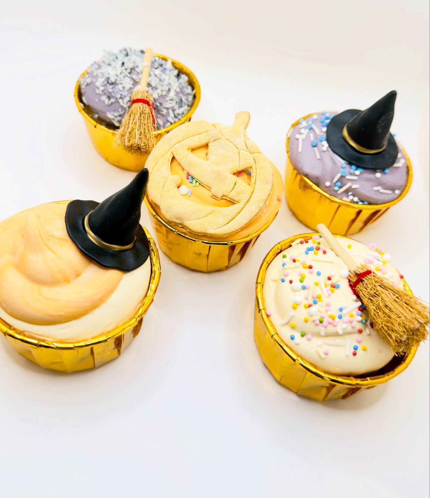 The HOWLAWEEN festivities have begun! With awesome events popping up all over the city, be sure to bring some of our treats along - they're sure to cast a spell! 
Visit us at @peters_park and @charlesgatefarmersmarket this weekend for a howling good 