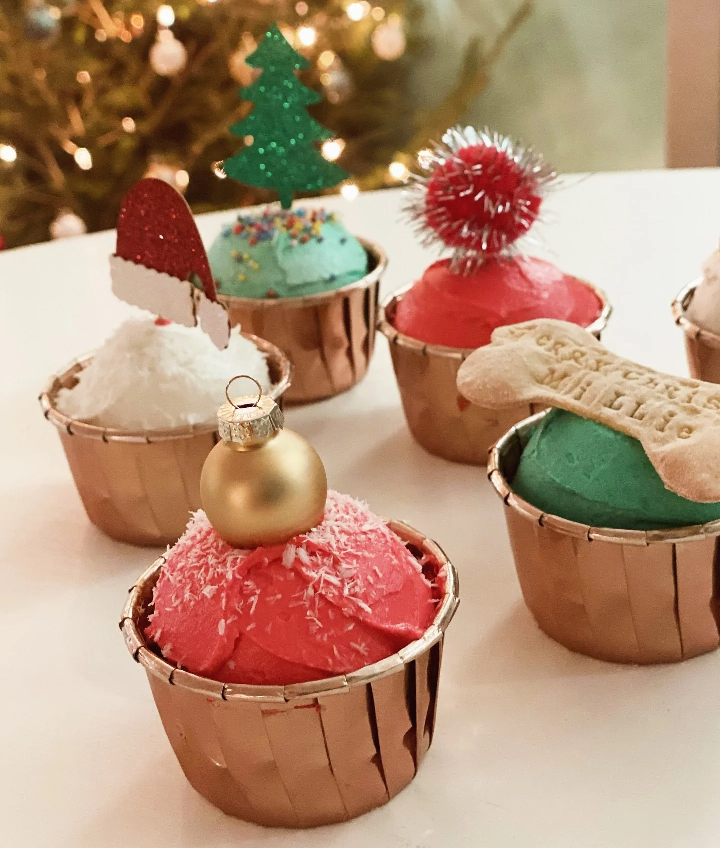 Christmas orders are officially open 🎄🐾

These holiday dog cakes + treats are baked in small batches right here in Boston and made for very good dogs.

✨ Limited quantities
🎁 Perfect for stockings, pawties &amp; Christmas morning

Order early to r