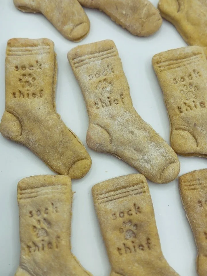 It&rsquo;s officially sock stealing weather 🧦

For all my little sock thieves.

#dogbakery #bostondogs #sockstealer #dogtreats #cookie