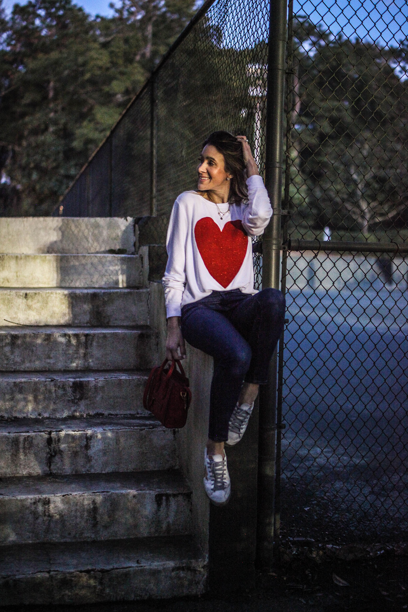  HEART SWEATSHIRT - WILDFOX - ON SALE HERE - | JEANS - HERE | SNEAKERS - DUPE VERSION HERE | HANDBAG - CELINE - HERE - DUPE VERSION - HERE 