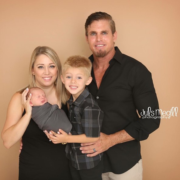 Okay how cute is this!?!? We love this sneak peek and can't wait to see more of baby Greyson and the Ginsberg's! Thank you to @julsmegill for creating such gorgeous shots of this beautiful family! 📷 @julsmegill 
#familyfirst #makingmemories #newaddi