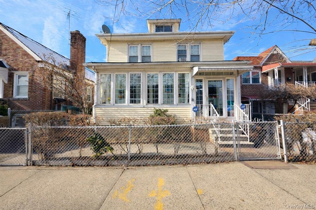 2725 Fenton Ave, Bronx NY 10469-4 beds, 3 baths-$799,000