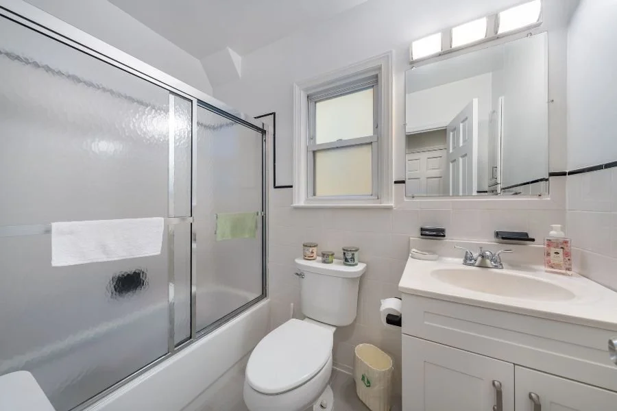 18-web-or-mls-18_Bathroom 2.jpg