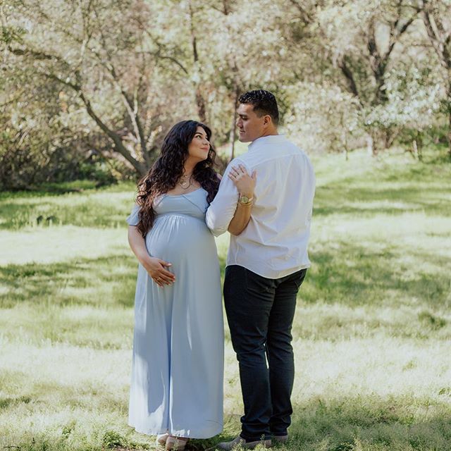 Exciting stuff friends 😊
.
.
.
1️⃣ Finally sharing a favorite maternity picture taken by @pakalanan 💚
.
2️⃣ Sharing all my favorite maternity shoot pictures + details on my new WEBSITE! 😱 .
.
.
Check it out! Link in bio. Let me know what you think