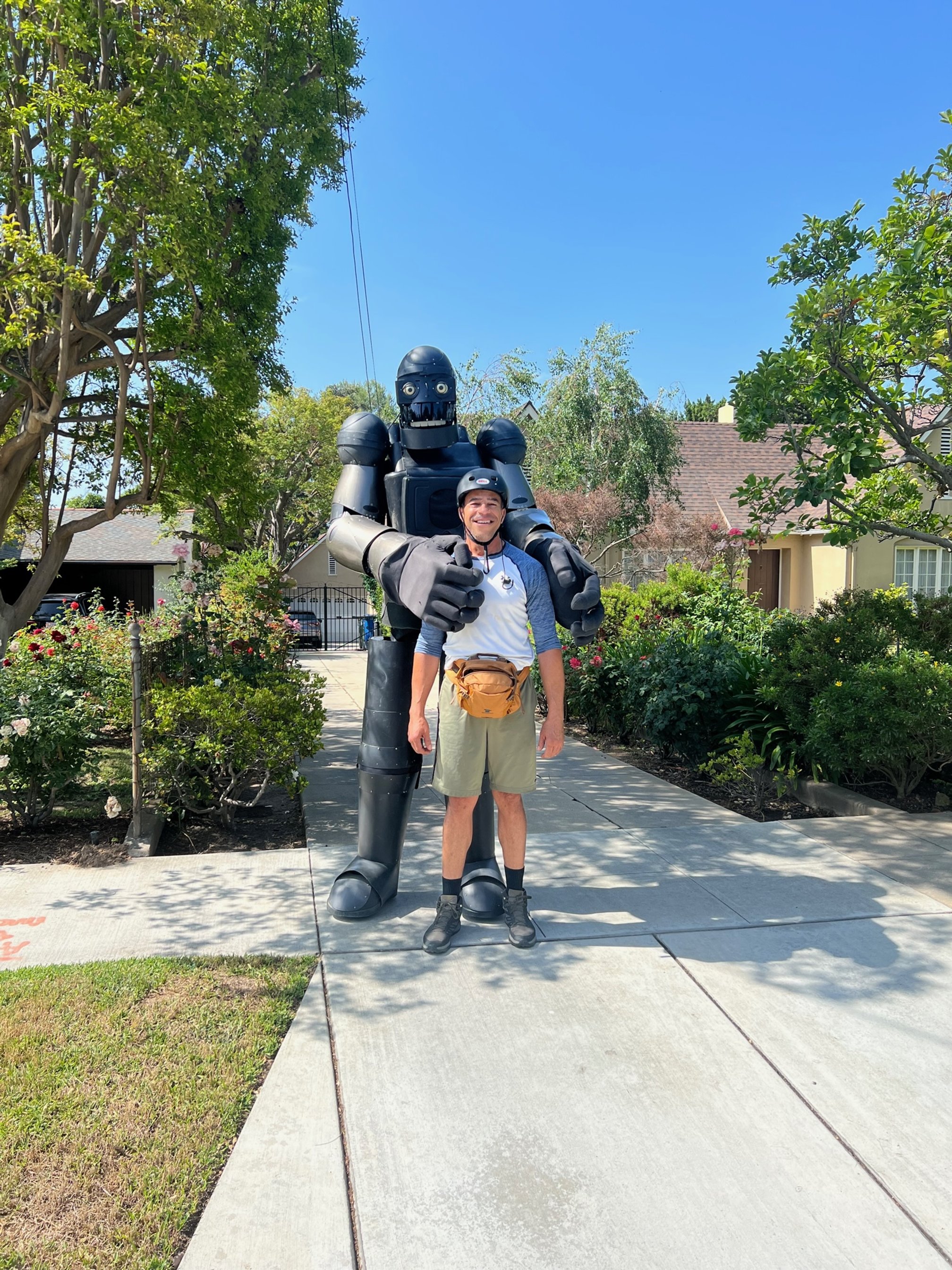 THAT robot on my momrning bike ride!!.jpg