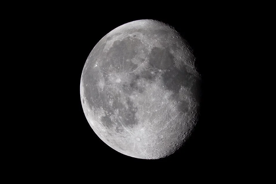 Space Spam!
The moon in the early hours of this morning, and Jupiter and 3 moons (Callisto, Ganymede, and Io; Europa was hidden behind the planet)

#photography #space #moon #Jupiter #planet #astrophotography #mirrorless #canon