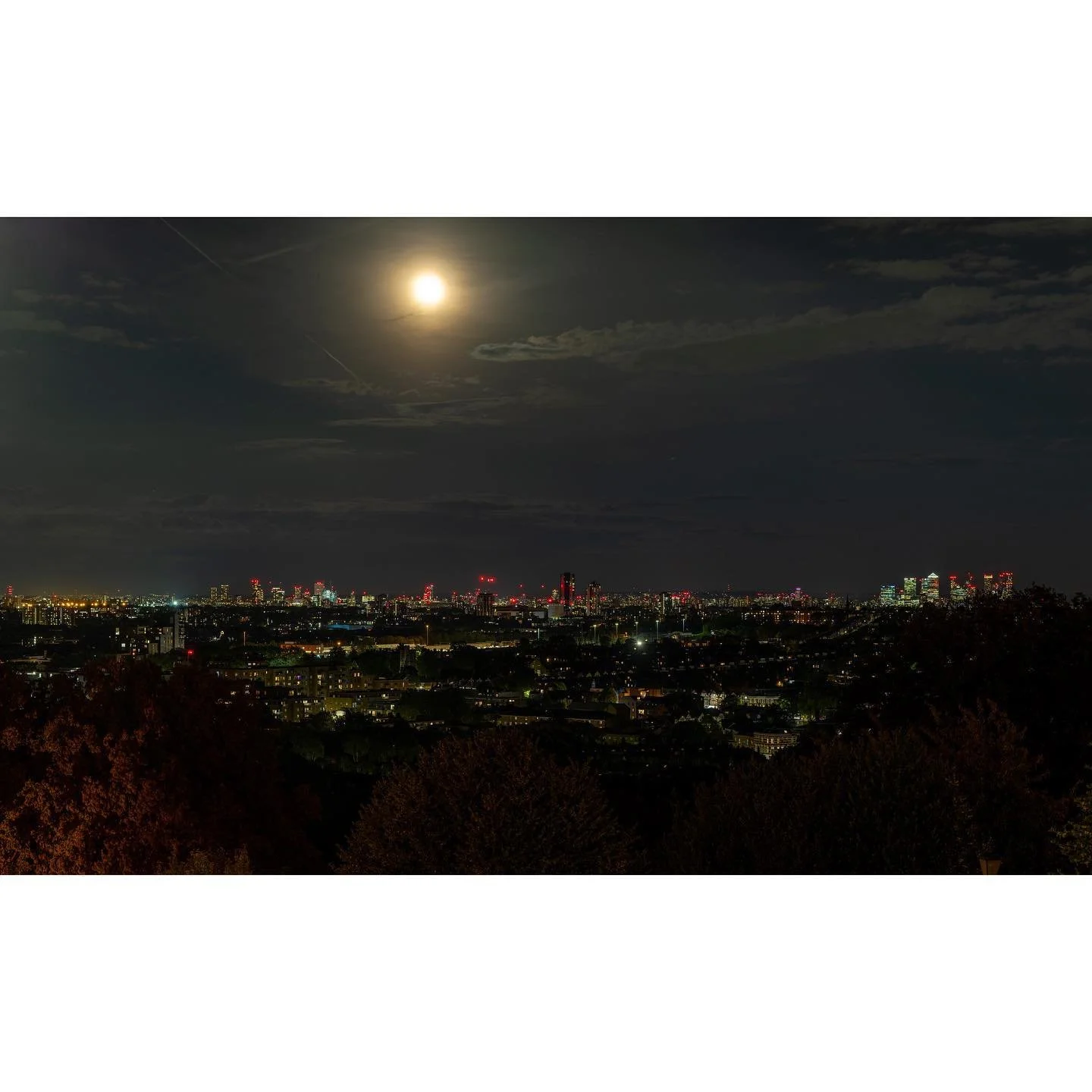 Last night&rsquo;s super blue moon over London
And Saturn
And a little creative editing

#photography #mirrorless #canon #moon #saturn #lightroom #photoshop #space