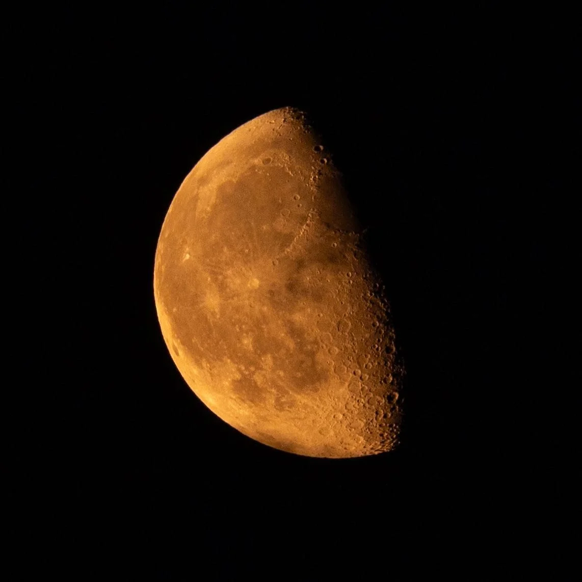 Moon 08/07/23
Canon R6 with RF 100-500mm f4.5-7.1L

#photography #moon #canon #mirrorless #night #astrophotography
