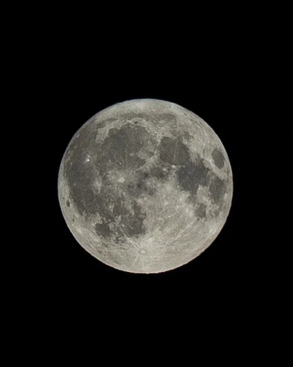 Moon
Canon EOS R6 / RF 70-200mm F2.8L

#astrophotography #photography #canon #mirrorless #moon