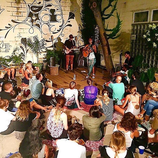 Last day to celebrate my #BURFDAY!!! I always celebrate for 7 days....I found this #magicmusic moment @sofarsounds with @seanplaynice on the bass. I&rsquo;m not sure who the Guitar I&rsquo;m playing belongs to🤷🏾&zwj;♀️😂😂...🎉🎉🎉🎉🎉#cancerseason