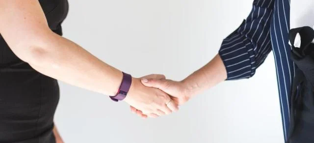 business-women-shaking-hands_925x.jpg