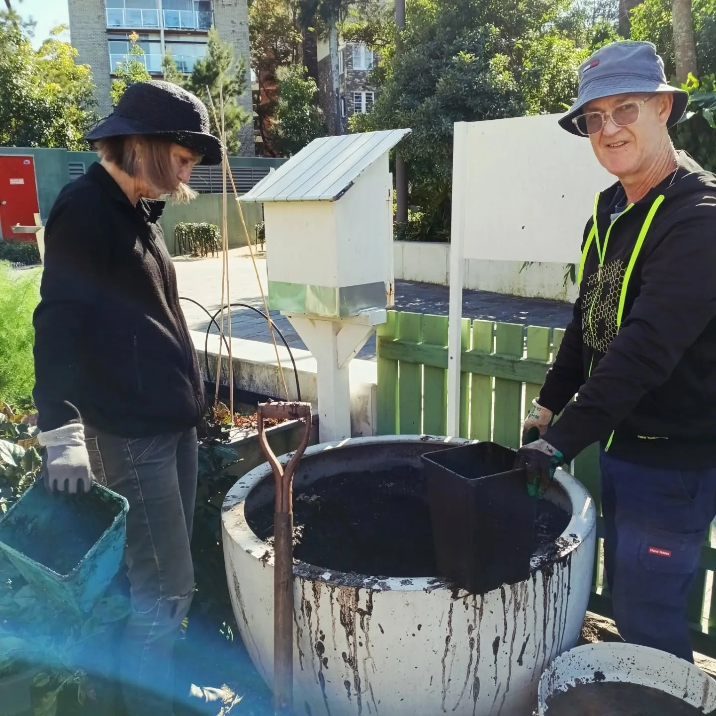 @panckhursth & @paulmcneilly1963 getting rid of all the sludge caused by excessive rain and a root system that blocked the drainage hole in this big pot.
Well done team! 👏
