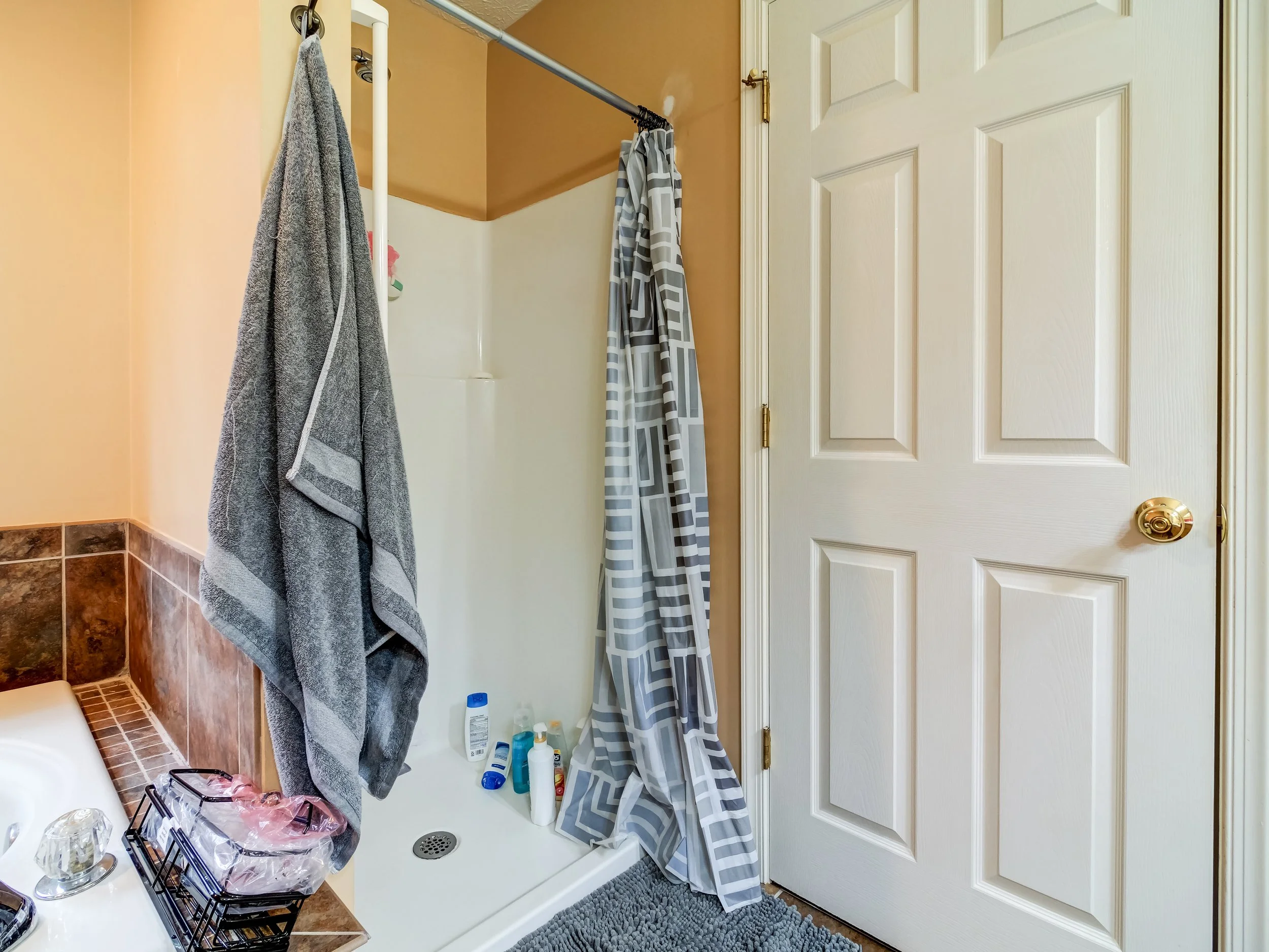 Before of primary bathroom remodel