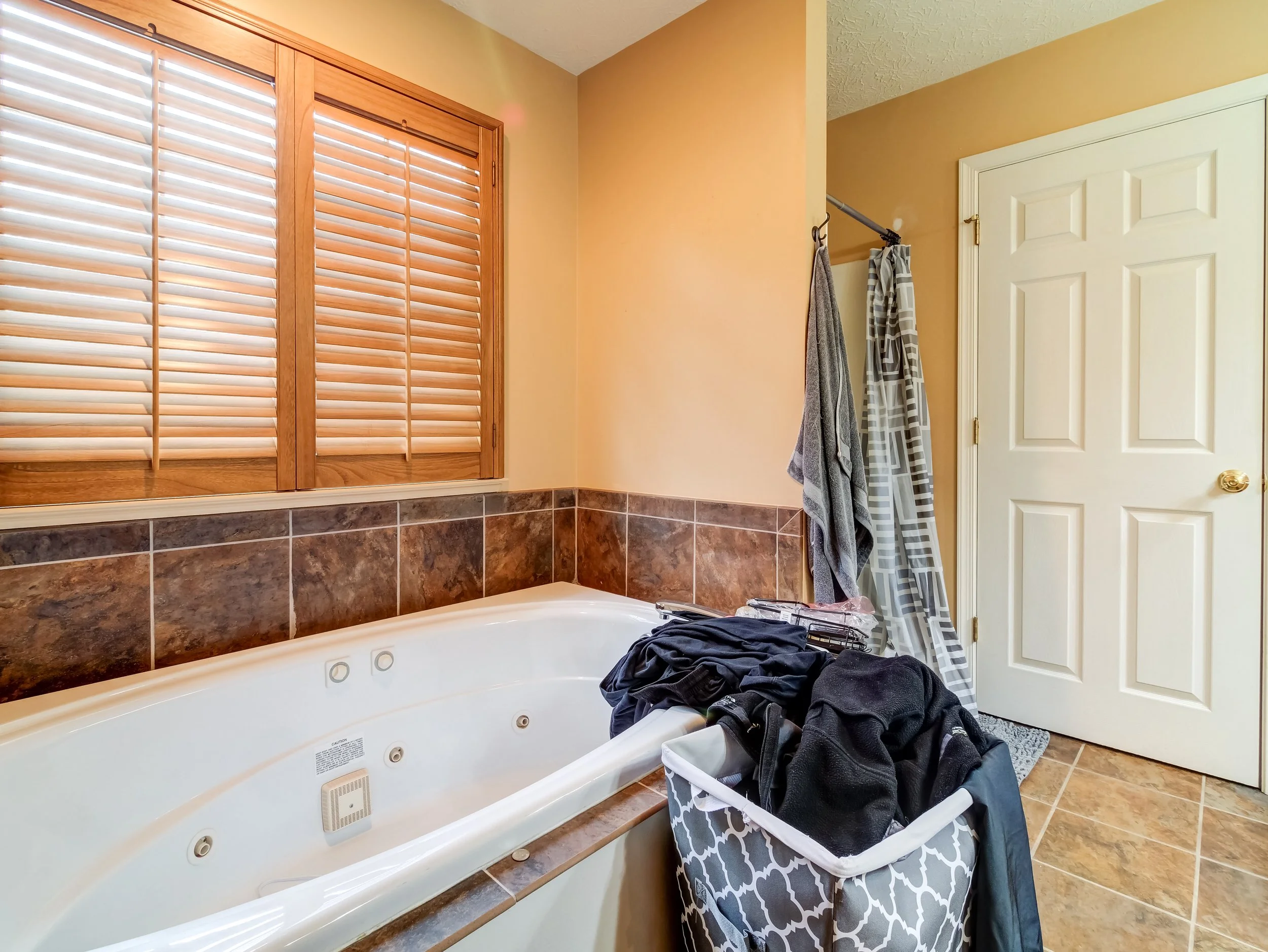 Before of primary bathroom remodel