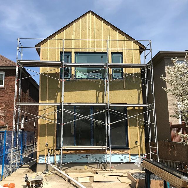 Strapping up. Getting ready to finish clad this new house in @maibecinc . Exterior insulation + interior insulation = efficient
.
.
.
.
.
.
.
.
.
.
.
.
.
#maibec #insulation #comfortboard #construction #toronto #newhome #contractor #designbuild #pros