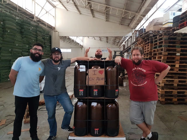 Equipe Trilha-Urbana de embalagem para a exportação.
