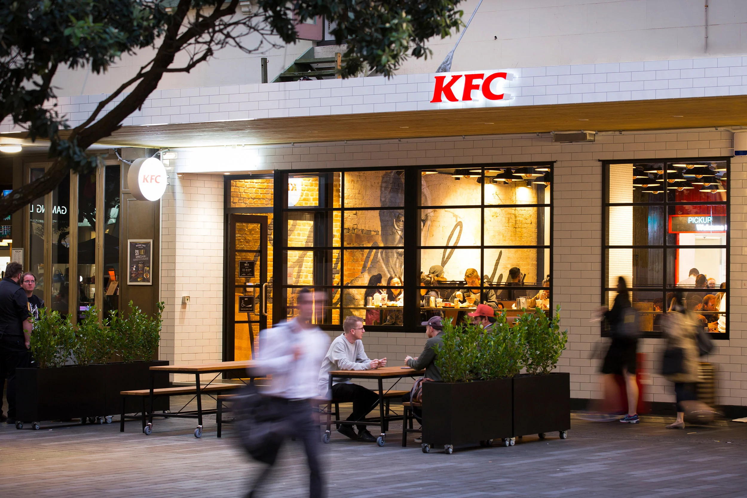2_KFC_Fort_St-2560px.jpg