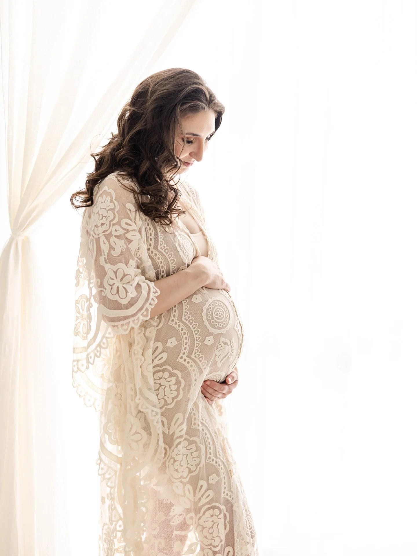 Daydreaming about this stunning studio maternity session 🥰 I don&rsquo;t think pregnancy will ever stop being magical in my eyes.

#planomaternityphotographer #friscomaternityphotographer #dfwmaternityphotographer #dallasmaternityphotographer