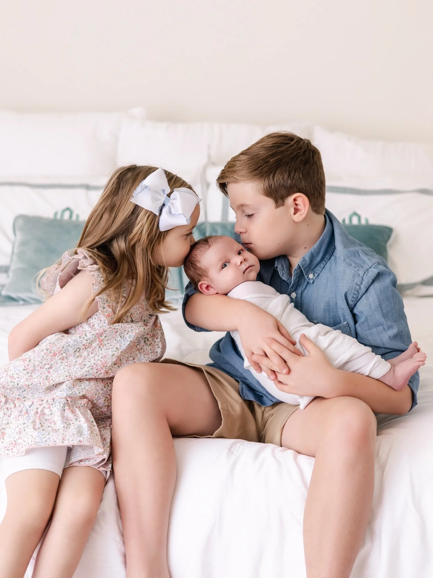 How does someone even begin to pick favorite images from a session like this?! I could have shared fifty more&hellip; 

Feeling very lucky to have the kindest and most adorable clients out there 🥰 

#planonewbornphotographer #dallasnewbornphotograph