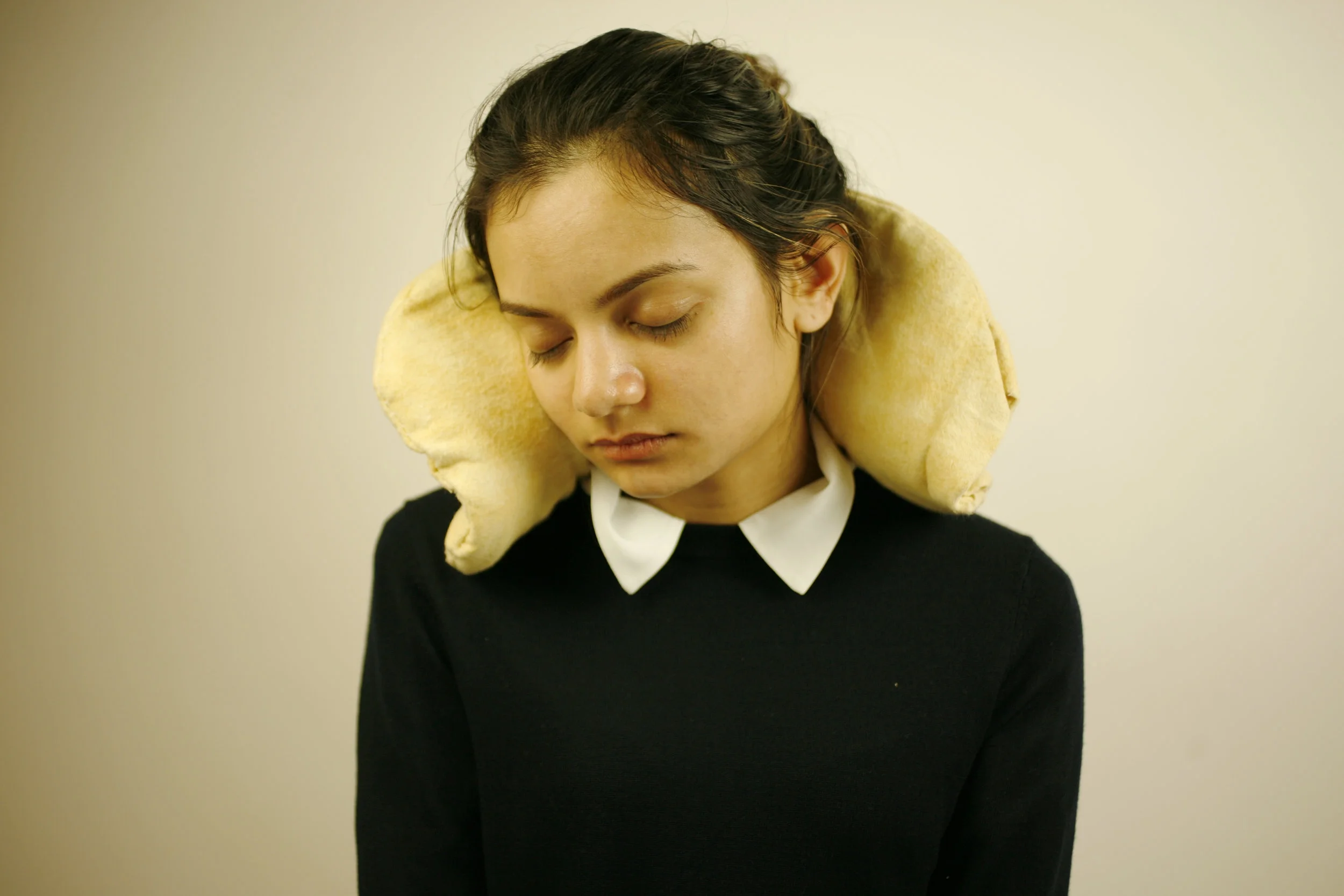  Easy snooze is a travel pillow that is designed to deliver a fusion of comfort and luxury. Hand-crafted, it moulds itself relying on the shoppers inclination. Designed for the avid traveler, this is a perfect blend of handiness and comfort. 