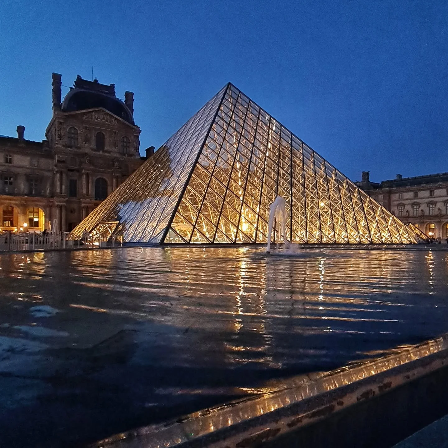 Pic of the day #4
Paris is always a good idea.
A wonderful memory of visiting the Louvre at sunset. It was so quiet and stunning. 
We should be going back in two weeks, but unfortunately not able to this year.
#noAI