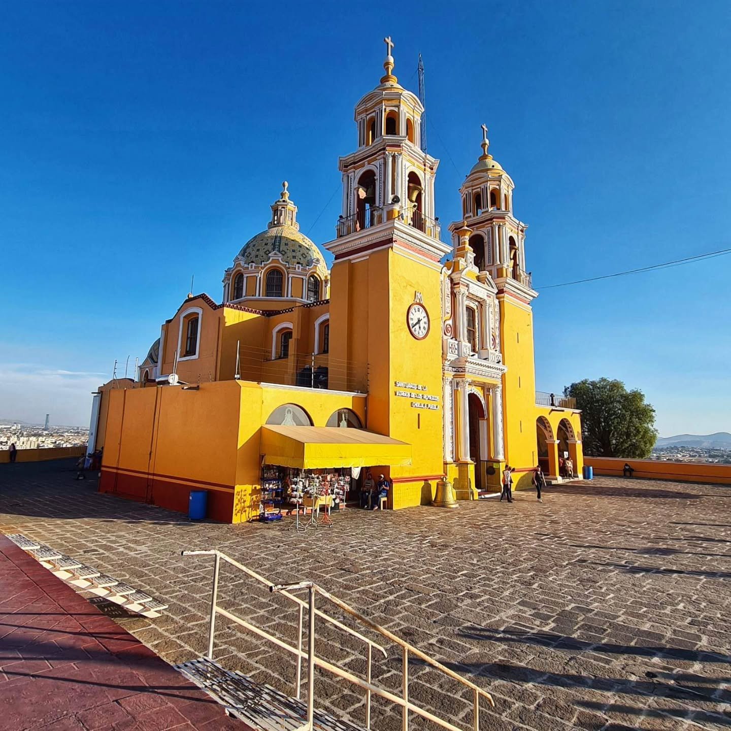 Pic of the day #22
This cute church was on top of a very high hill in Puebla, Mexico. The hike was definitely worth it.