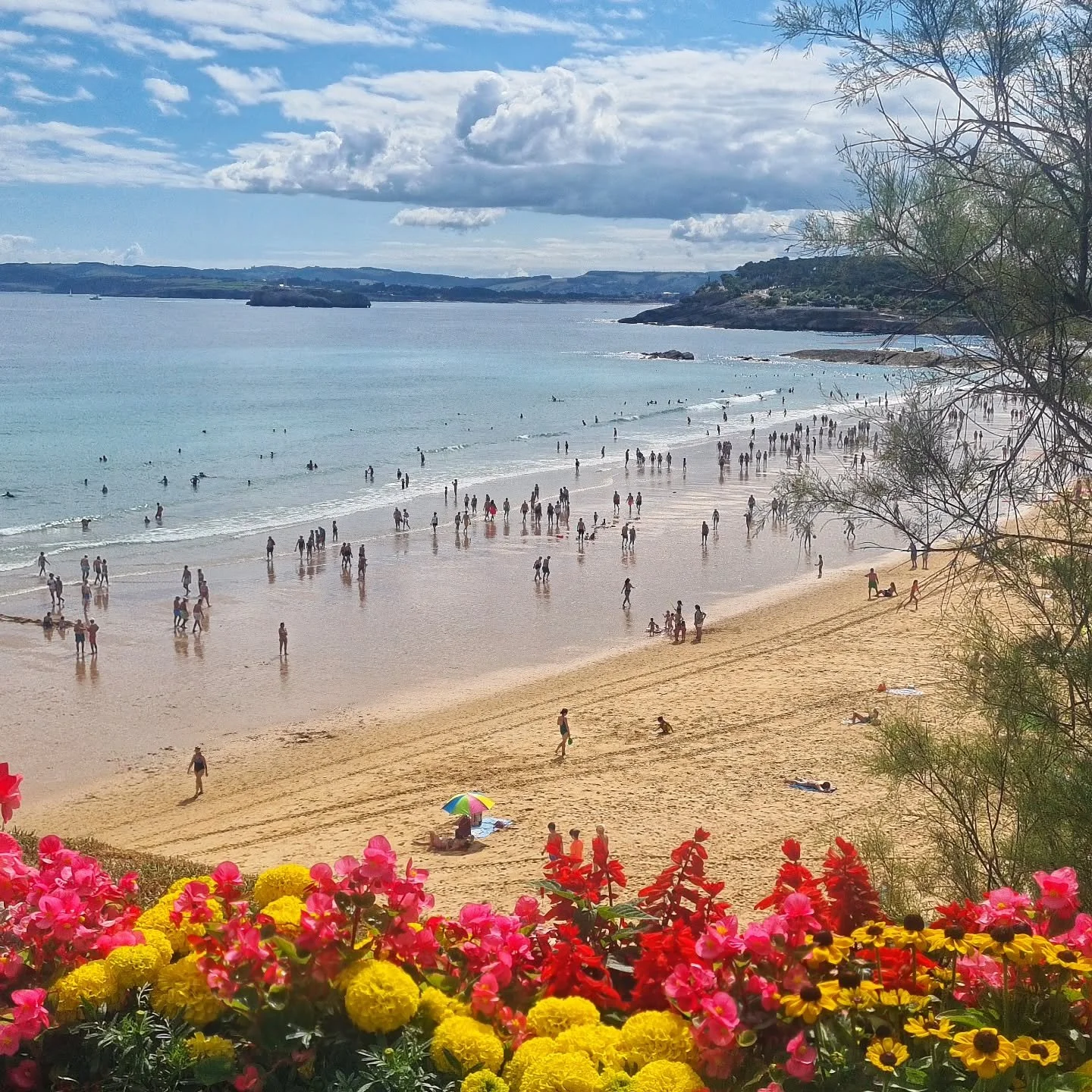 Pic of the day #29
This is one of the most beautiful beaches in all of Spain. It is flat and wide and 1.3km long. 
It is called Playa de el Sardinero.
It is in Santander in northern Spain. 
Another spectacular city.