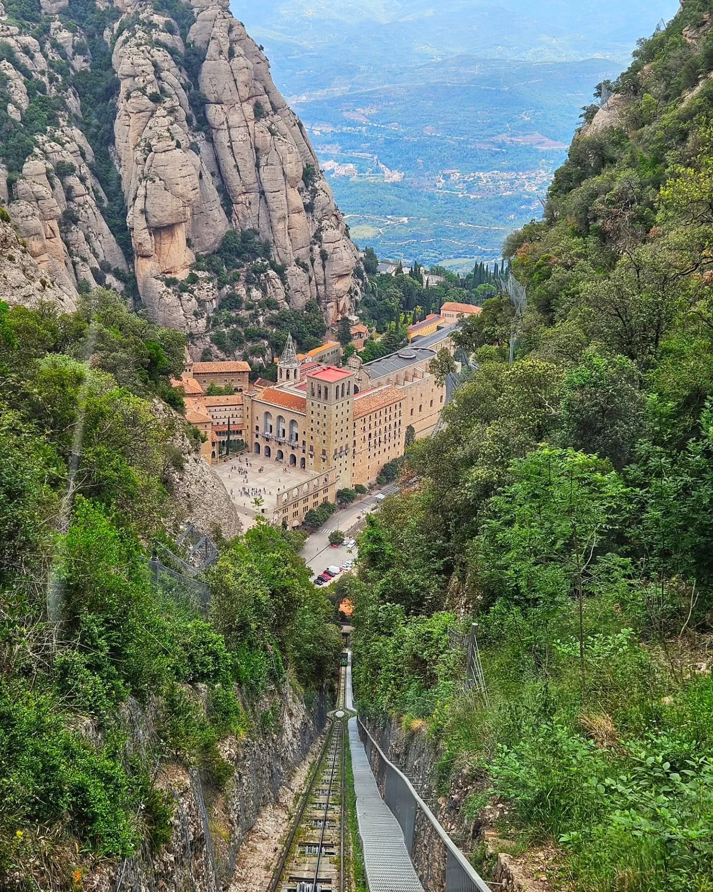 Pic of the day #51
This is Montserrat, only an hour from Barcelona. 
Riding the funicular up here gives you these incredible views of the monastery. 🚡⛰️
The massive cliffs are made of ancient limestone and have been smoothed by nature over millions 