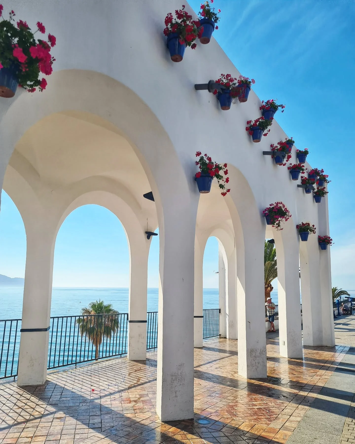 Pic of the day #67
Still celebrating Spain 🇪🇸 ❤️ 
This is another favourite city of ours, Nerja.
We spent 3 weeks here our first time, then last year we were here for 4 weeks. 
This photo was taken on the famous Balcon de Europa.