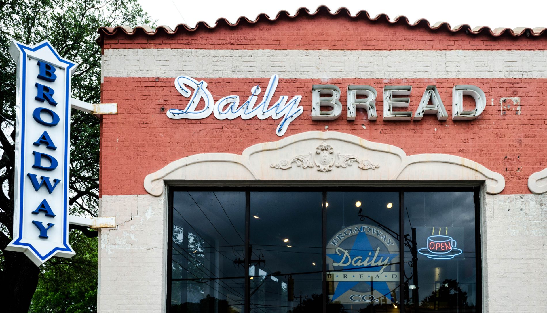 Outside of Broadway Daily Bread at Alamo Heights.jpg