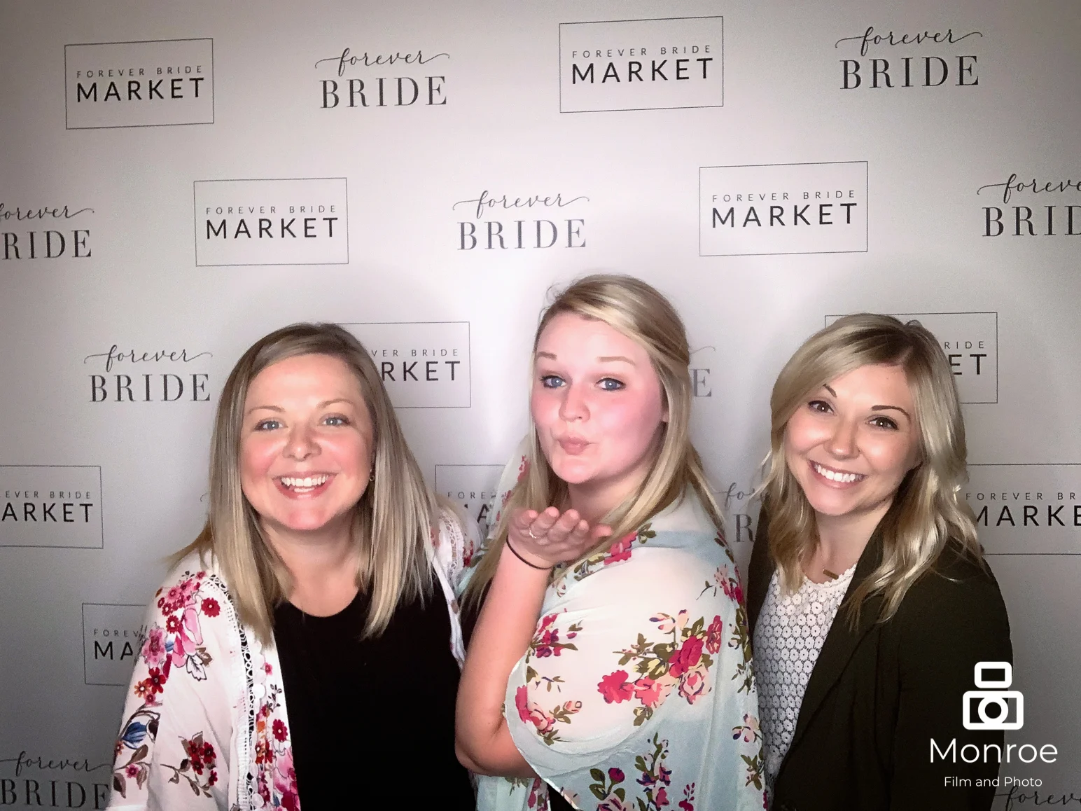 MFPphotoboothForeverBrideNicolletIslandPavilion5.jpg