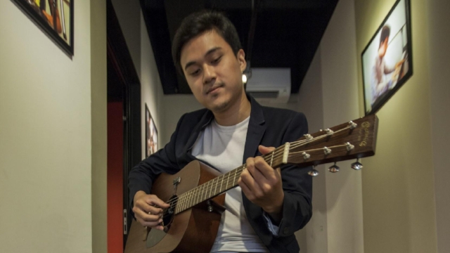 Pop & Acoustic Guitar Lessons Are you inspired by Ed Sheeran and Taylor Swift? The steel-string acoustic guitar is used predominantly in music genres such as pop, blues, folk and country music. Acoustic guitar is a great tool for writing your own songs, particularly if you plan to sing as well. 