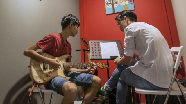 Electric Guitar Lessons Do you dream of playing guitar like a rock star? Electric guitar is the primary choice for beginners who plan to play rock, metal, blues and modern country music. Electric guitars are physically somewhat easier to play, because they have a smaller body, thinner neck, and use lighter gauge strings when compared with acoustic guitar.