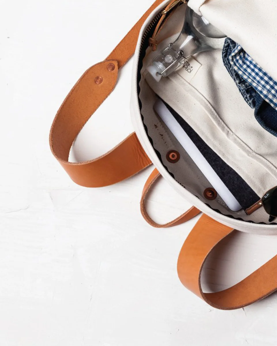 Julia-Kostreva-Studio-Branding-Joshu-Vela--backpack-laptop-1.jpg