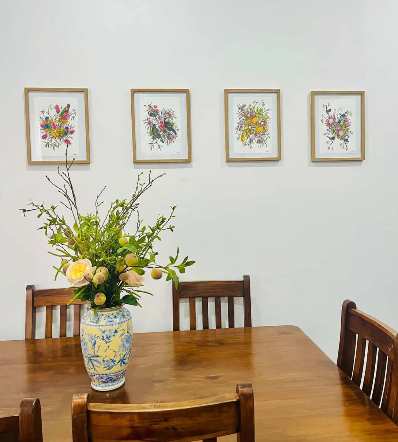 One of my collectors sent through her selection of prints from the Birds and Blooms series all framed up and I&rsquo;m obsessed 😍 They look utterly gorgeous together, and definitely bring the outdoors indoors 🌻🌸🦜🌿 Thank you so much Amelia! 

Lik