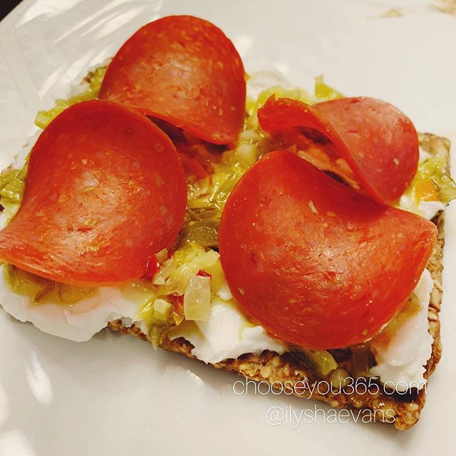 YOU GOTTA TRY THIS!!!Trader Joe&rsquo;s Gluten Free Crispbread (only 3g of net carbs per piece 😯), Kite Hill dairy free cream cheese, giardiniera, and nitrate free pepperoni 😍😍. Tastes like I&rsquo;m eating pizza 🍕 (except without the tummy ache 