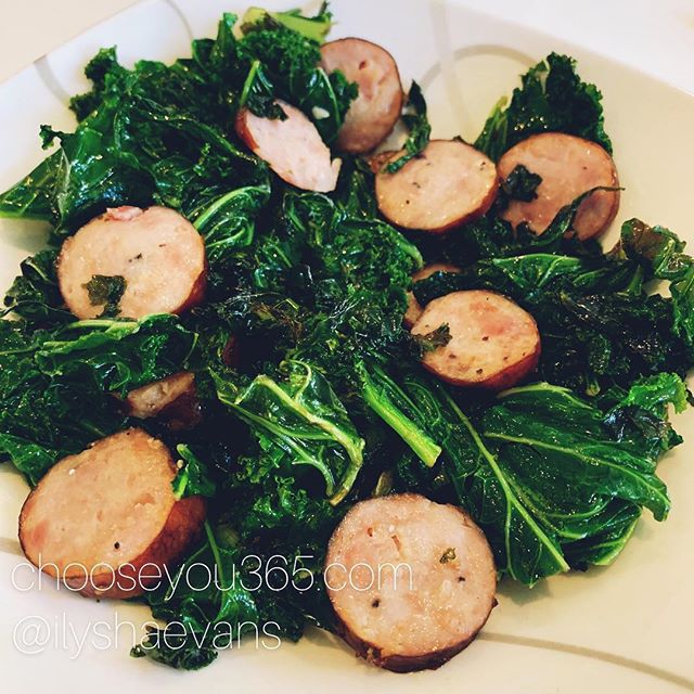 CLEAN + LOW CARB + FAST + DELICIOUS = MY IDEAL MEAL!  Some saut&eacute;ed kale and Greenridge Farms pre-cooked, no nitrate, no fillers sausage ... ready in UNDER 5min 🙌🙌 Yum! 😋 ❤️
❤️
❤️
❤️
#chooseyou365 #lowcarb #lowcarbdiet #lowcarbrecipes #clean