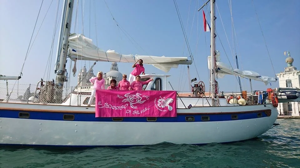 Desire con donne in rosa.jpg