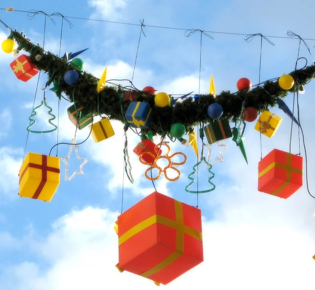 Christmas Decoration - money works Christmas.jpg