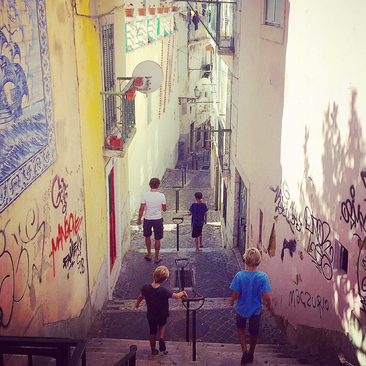 Getting lost in the maze of the narrow cobblestone streets of charming Alfama, Lisbon. #portugal #lisbon #makegoodmemories #perennialtravels #archives
